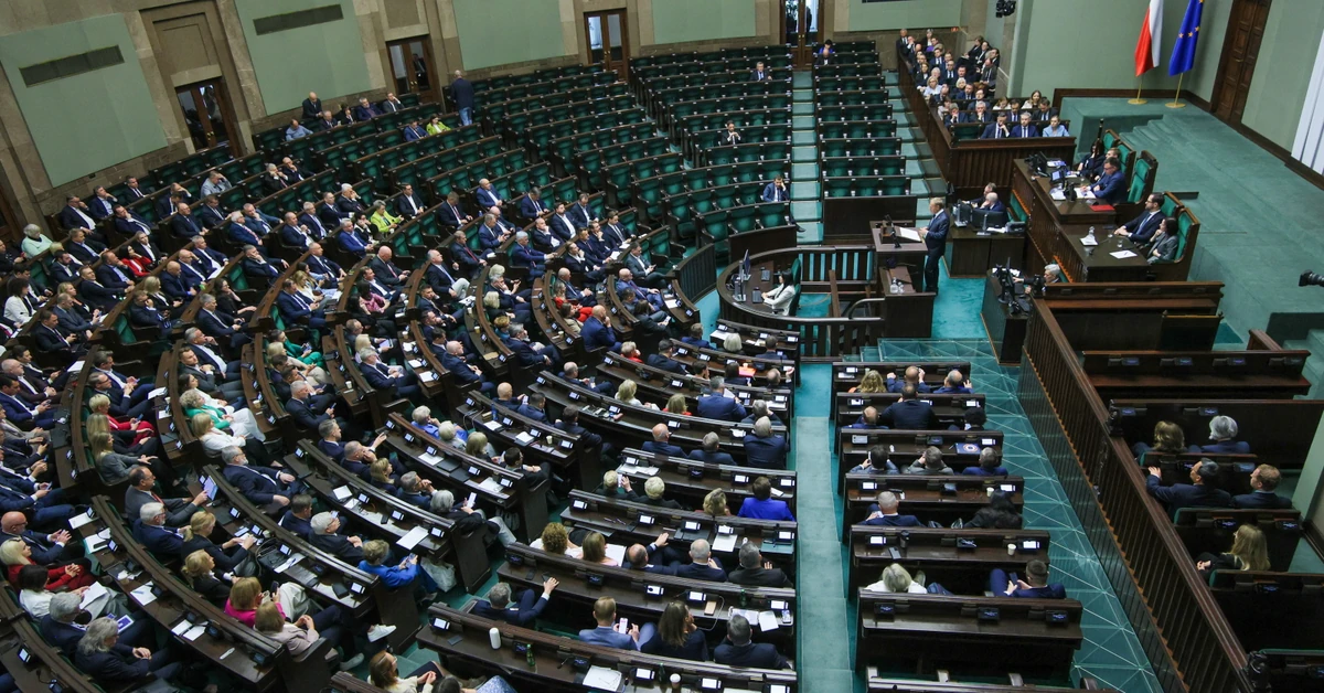 Wotum zaufania i puste ławy PiS. Tusk w mocnym przemówieniu w Sejmie