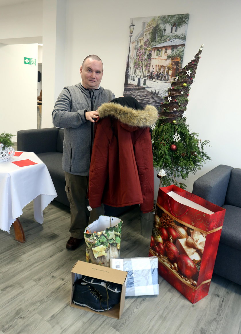 Pan Marek pokazuje prezenty od prezydent Gdańska Aleksandry Dulkiewicz