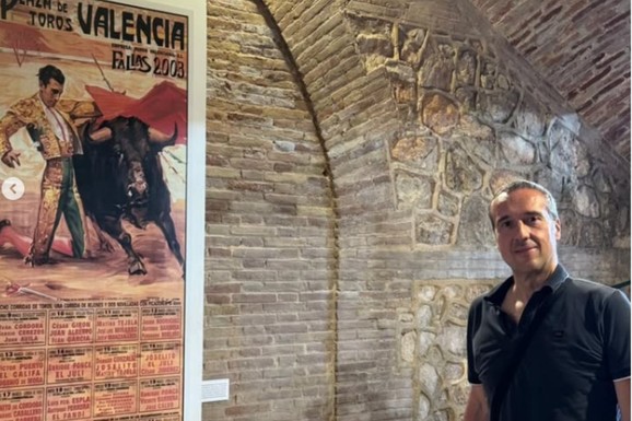 DRUGI SE OPUŠTAJU NA OBALI MORA, A MLADEN MIJATOVIĆ NA ŠPANSKOJ KORIDI Objavio fotografije sa putovanja: "Moćno i veličanstveno"