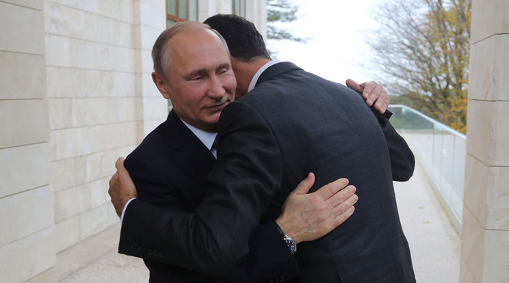 Aszad elnök (jobbra) így
üdvözölte Putyint /Fotó: AFP