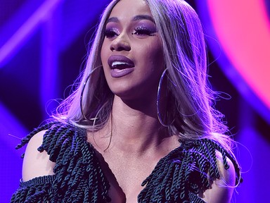 Cardi B kisbabáját szoptatja új videoklipjében