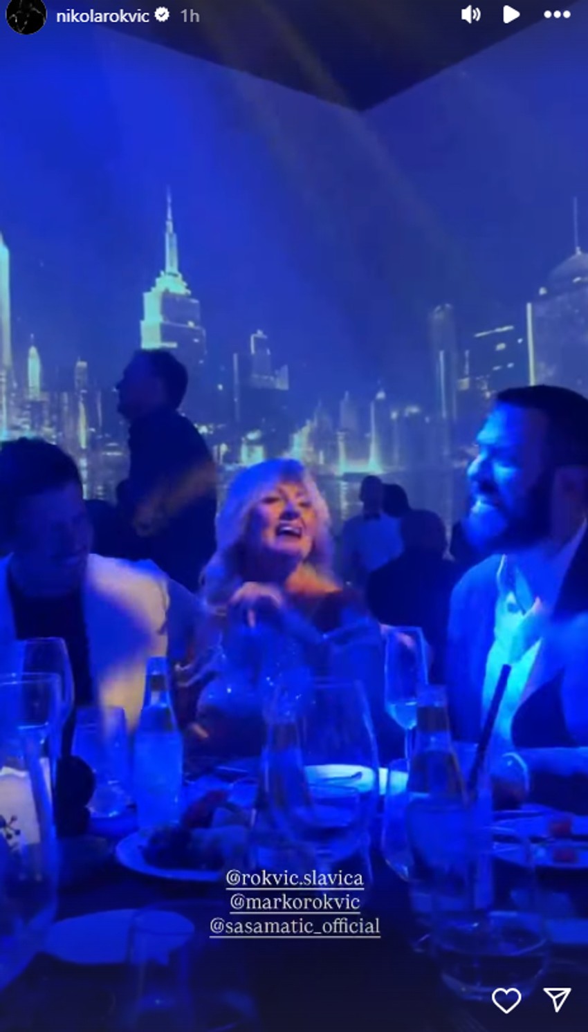 Nikola Rokvić sa majkom i bratom