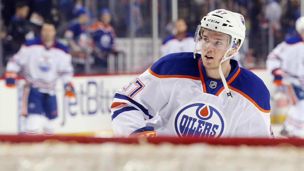 Connor McDavid nazywany przez kibiców "Hokejowym Mesjaszem" zaliczył najlepszy występ w karierze. Numer jeden ostatniego draftu zdobył pięć punktów i poprowadził Edmonton Oilers do triumfu 5:2 nad Toronto Maple Leafs.