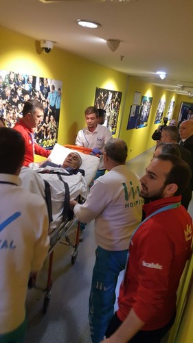 Senol Gunes z rozbitą głową trafił do szpitala. Meczu Fenerbahce - Besiktas z powodu zamieszek nie dokończono