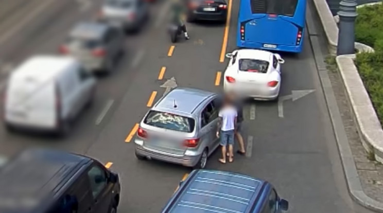 Az úttest közepén rángatták ki a vevőket az autóból, majd elhajtottak a járművel /Fotó: Youtube