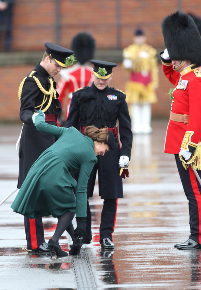 Ciężarna księżna Kate omal nie upadła