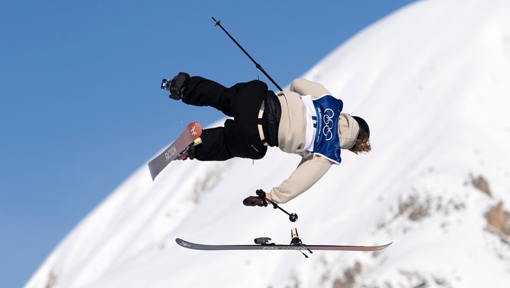 Chwila grozy na igrzyskach olimpijskich. Podczas ewolucji w powietrzu zawodniczce odpięła się narta