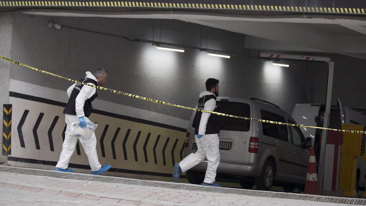 Śledczy przeszukują samochód należący do saudyjskiego konsulatu w Stambule, 23.10.2018.