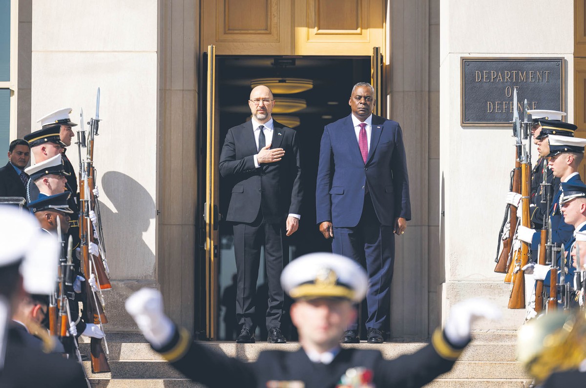 Spotkanie sekretarza obrony USA Lloyda Austina z premierem Ukrainy Denysem Szmyhalem. Arlington, Wirginia, 12 kwietnia 2023 r.
