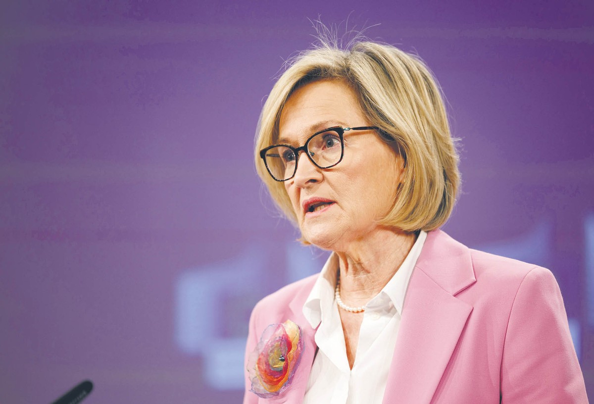 Komisarz Mairead McGuinness, odpowiedzialna za usługi finansowe, stabilność finansową, unię rynków kapitałowych oraz unijne sankcje wobec Rosji