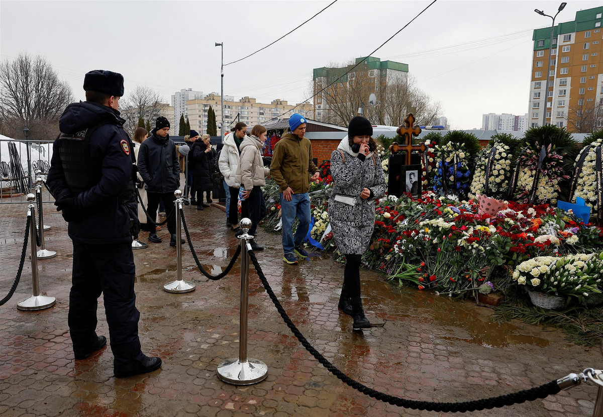 Na cmentarz przychodzą tłumy, ale grobu Nawalnego nie widać. Zdjęcia z Moskwy mówią wszystko