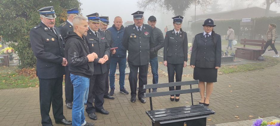 Strażacy odwiedzili groby swoich koleżanek i kolegów. Był czas na wspomnienia i zadumę