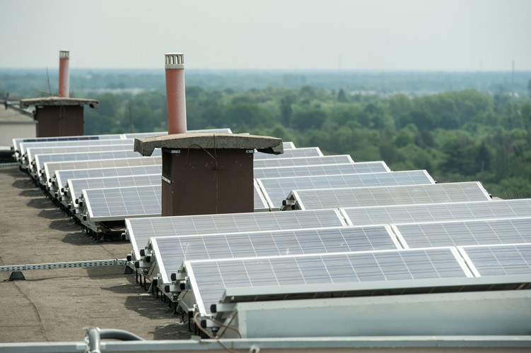 W ramach programu możliwe jest dofinansowanie przedsięwzięć obejmujących zakup i montaż małych instalacji i mikroinstalacji do produkcji prądu z odnawialnych źródeł energii. Beneficjentami programu mogą być osoby fizyczne oraz spółdzielnie mieszkaniowe, wspólnoty mieszkaniowe i jednostki samorządu terytorialnego. I tu pojawia się możliwość zagospodarowanie ogromnych powierzchni płaskich dachów na wielkomiejskich blokowiskach. 

<br><br> fot. (mk/mr) PAP/Maciej Kulczyński