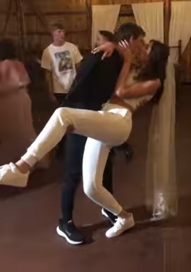 Trenerke, majica i patike na venčanju