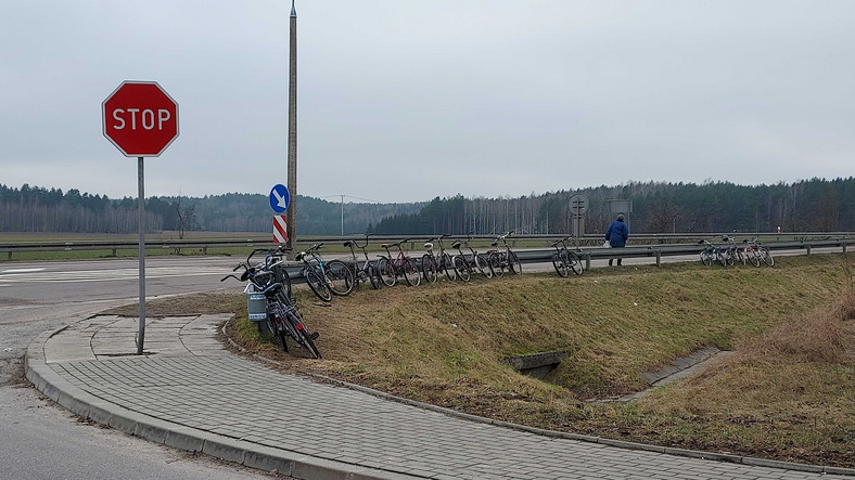 Rowery Białorusinów przypięte do metalowych barier