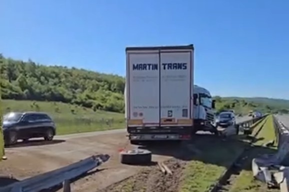 KAMION PROBIO ZAŠTITNU OGRADU I ZAVRŠIO U SUPROTNOM SMERU! Haos na auto-putu Beograd-Niš, vozi se samo zaustavnim trkama