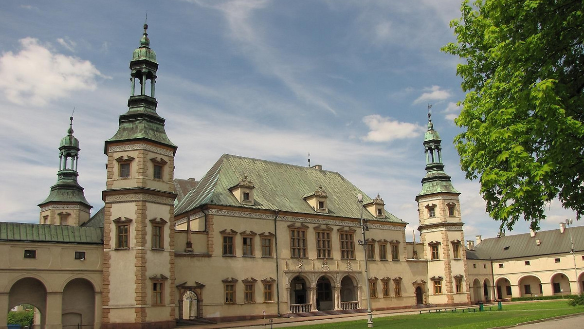 Agnieszka Kowalska-Lasek będzie nowym wicedyrektorem Muzeum Narodowego w Kielcach. Zgodę na podjęcie takiej decyzji przez dyrektora instytucji wydał zarząd województwa świętokrzyskiego. Do tej pory Agnieszka Kowalska-Lasek pełniła funkcję kierownik Pałacyku Henryka Sienkiewicza w Oblęgorku.