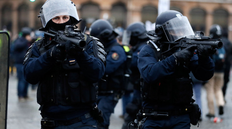 Célra tartó rendőrök a francia kormány szociális és adópolitikáját ellenző sárgamellényesek tüntetésén Párizsban, a szombati tüntetésen, ahol Jérome Rodrigues is megsérült / 
MTI/EPA/Etienne Laurent