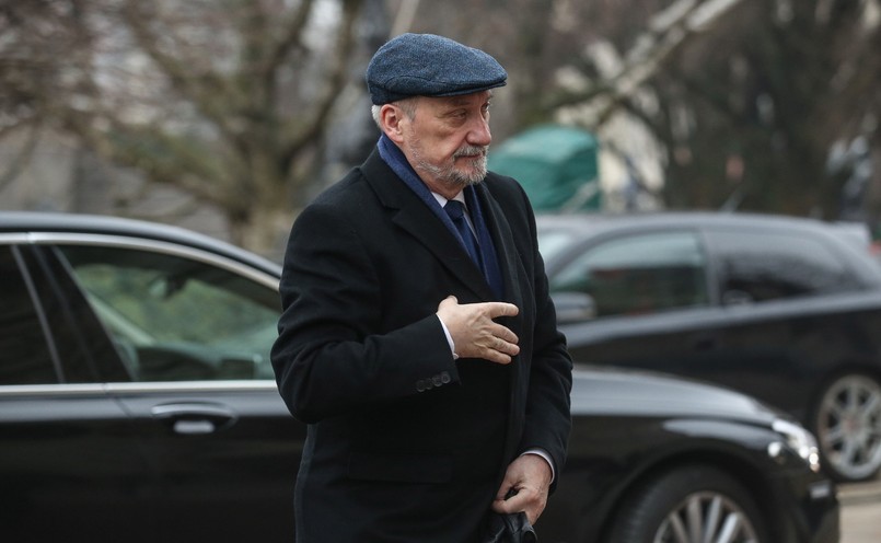 Minister obrony narodowej Antoni Macierewicz w drodze na poranną mszę świętą w kościele Seminaryjnym p.w. Wniebowzięcia NMP i św. Józefa Oblubieńca przy Krakowskim Przedmieściu w Warszawie