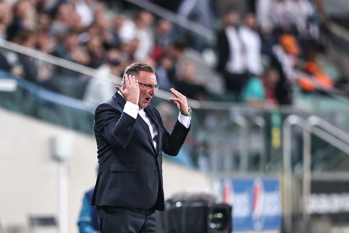 Trener Legii Warszawa Czesław Michniewicz w trakcie meczu rewanżowego 3. rundy eliminacji Ligi Mistrzów z Dinamem Zagrzeb