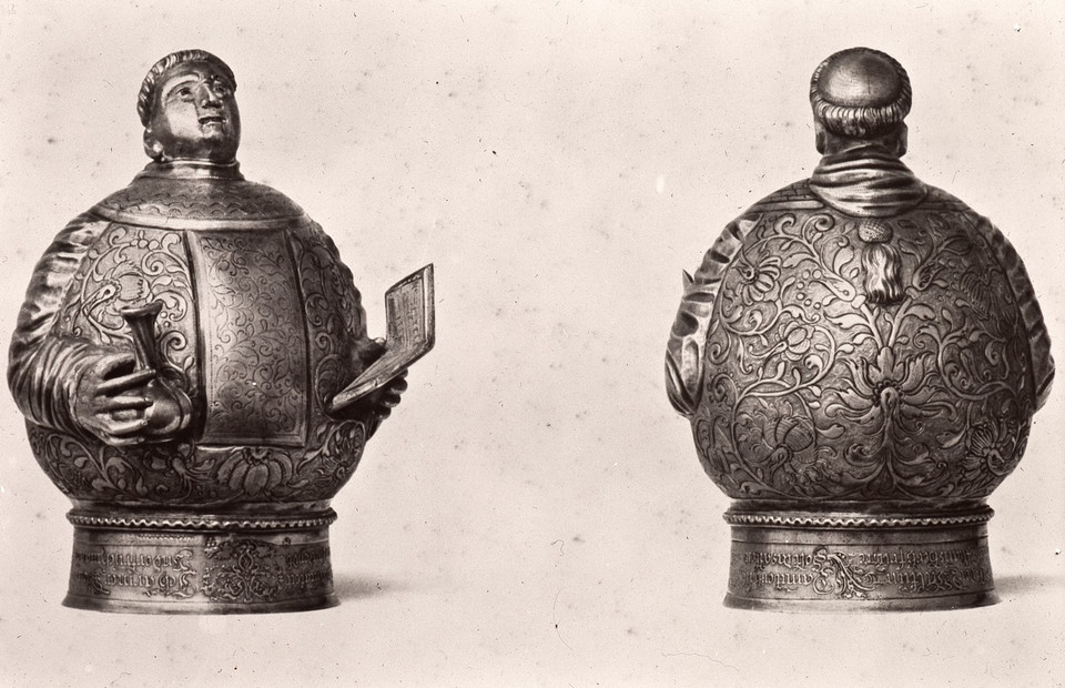 Kufel (kulawka) w kształcie popiersia duchowego, ok. 1605. Srebro złocone, trybowane, emalie wys. 17 cm, szer.8,5 cm
