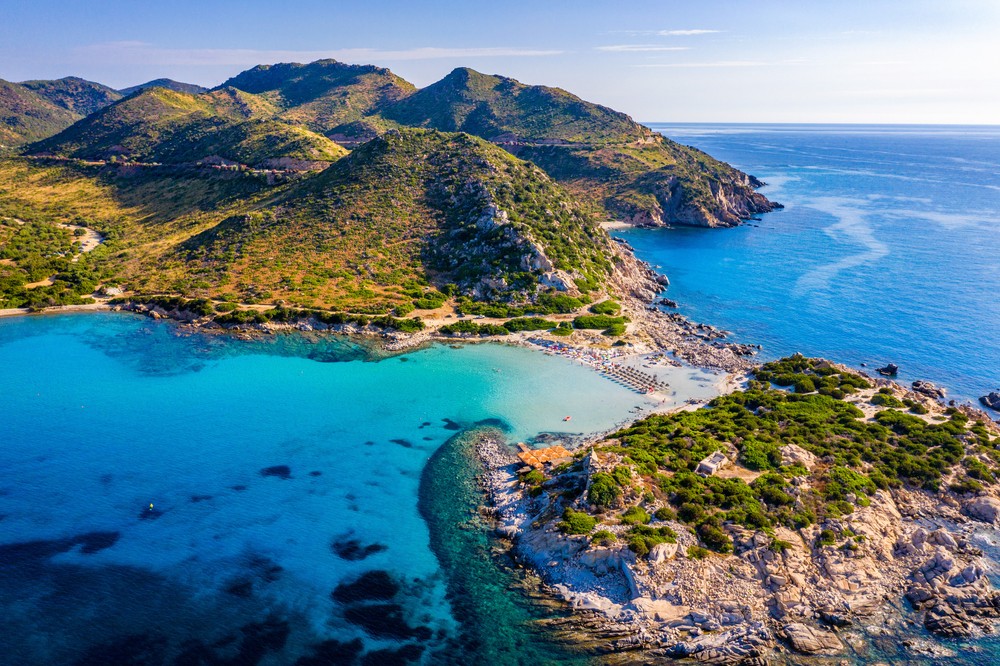Sardínia je počas leta jednou z najobľúbenejších destinácií, do ktorej smeruje aj linka z bratislavského letiska.