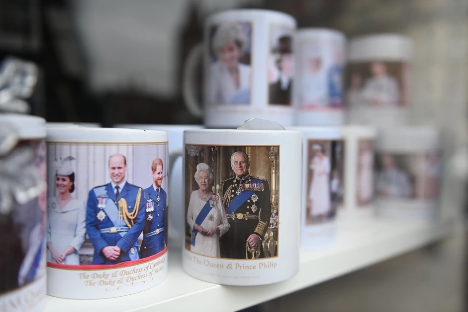 Šolja sa likom kraljice Elizabete i princa Filipa