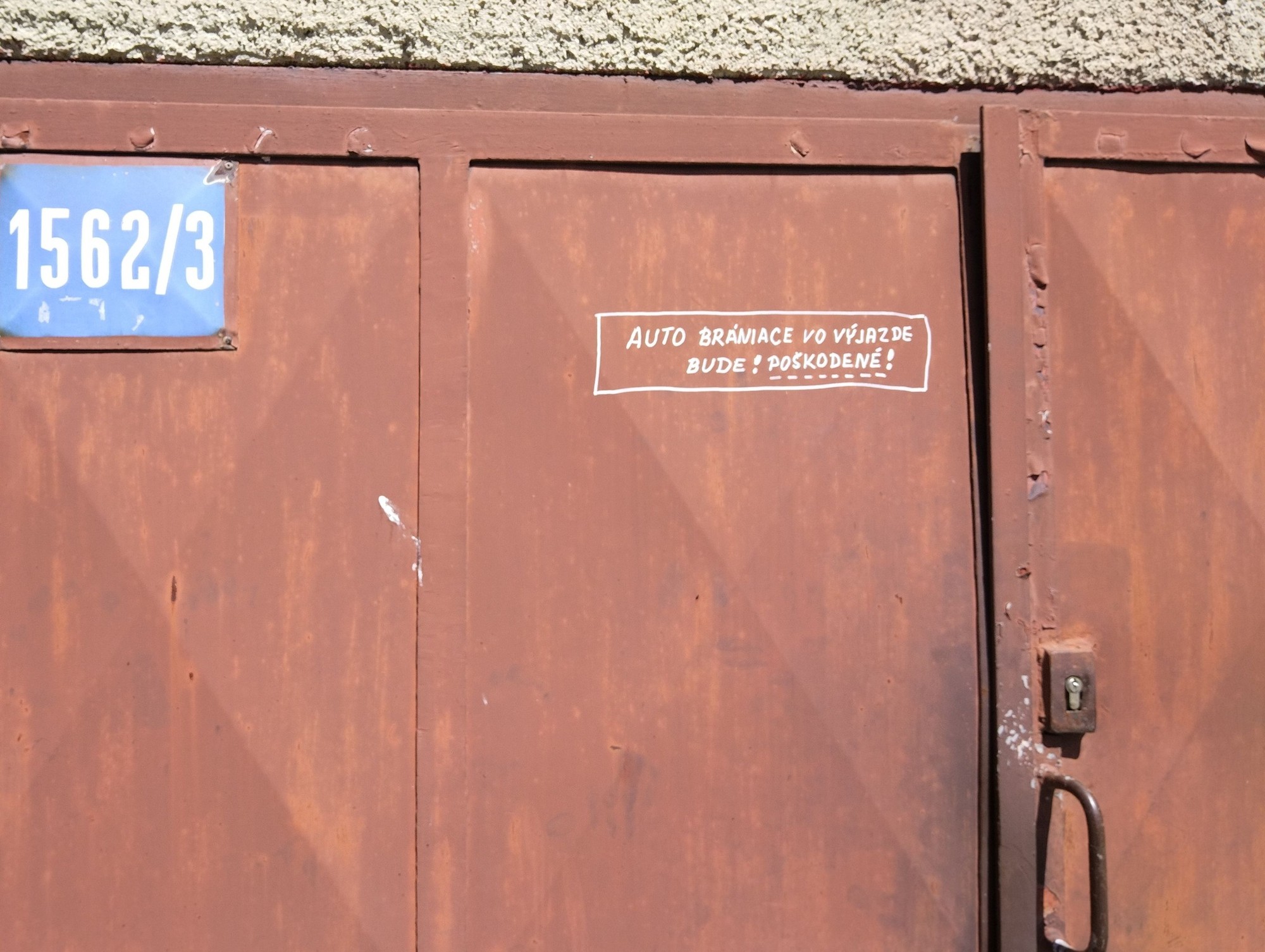 Ostrý odkaz na garáži v Košiciach rozdelil ľudí na dva tábory.
