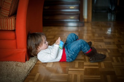 Virtuális autizmus: a sokat mobilozó óvodások az autistákhoz hasonlóan viselkednek - új kutatás