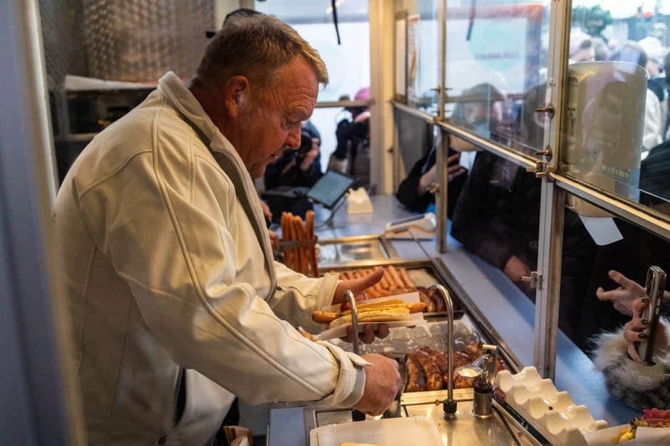 Lars Loke Rasmusen deli hot-dogove tokom predizborne kampanje u Kopenhagenu