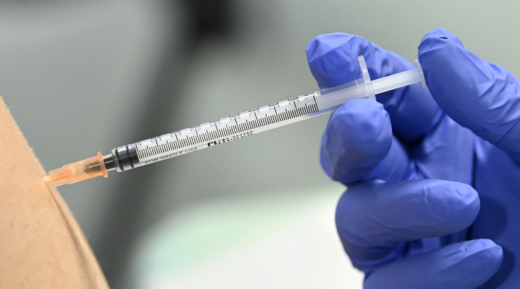 Egy páciens megkapja a német-amerikai fejlesztésű Pfizer-BioNTech koronavírus elleni oltóanyag, a Comirnaty-vakcina harmadik, emlékeztető adagját a fővárosi Szent Imre Kórházban 2021. november 17-én / Fotó: MTI/Kovács Tamás