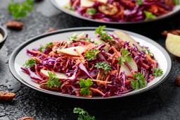 surówka biskupia to hit. można ją jeść tylko ze świeżą bagietką. kilka składników i gotowe