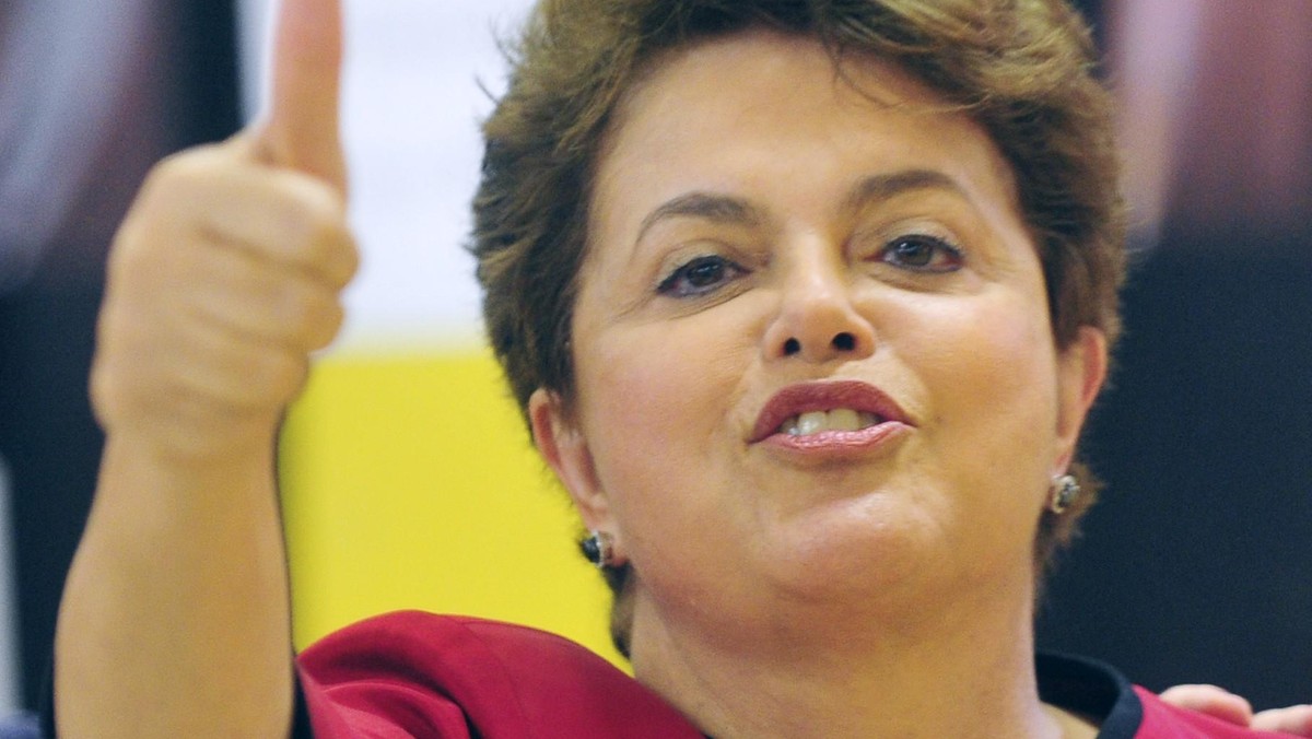 62-letnia Dilma Rousseff, kandydatka obozu rządzącego, wygrała w niedzielę wybory prezydenckie w Brazylii. W drugiej turze zdobyła, według wstępnych wyników, 55,43 proc. głosów. Jest ona pierwszą w historii Brazylii kobietą, która obejmie urząd prezydenta.