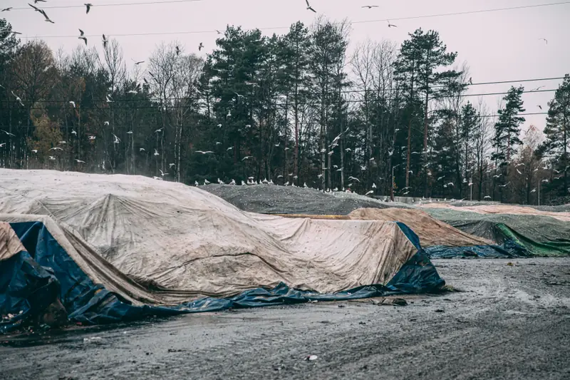 Odpady bio trafiają do betonowych silosów pokrytych geomembraną. Pod wpływem napowietrzenia i wilgoci zagrzewają się do ok. 60 stopni powodując intensywne kompostowanie. 