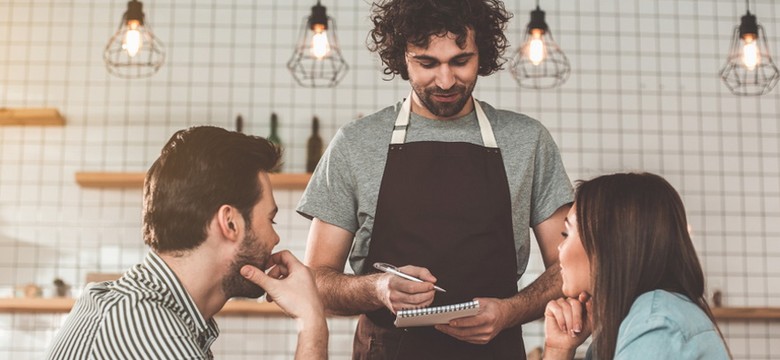 Na co zwracają uwagę Polacy w restauracjach?  3 trendy, które królują dziś na rynku