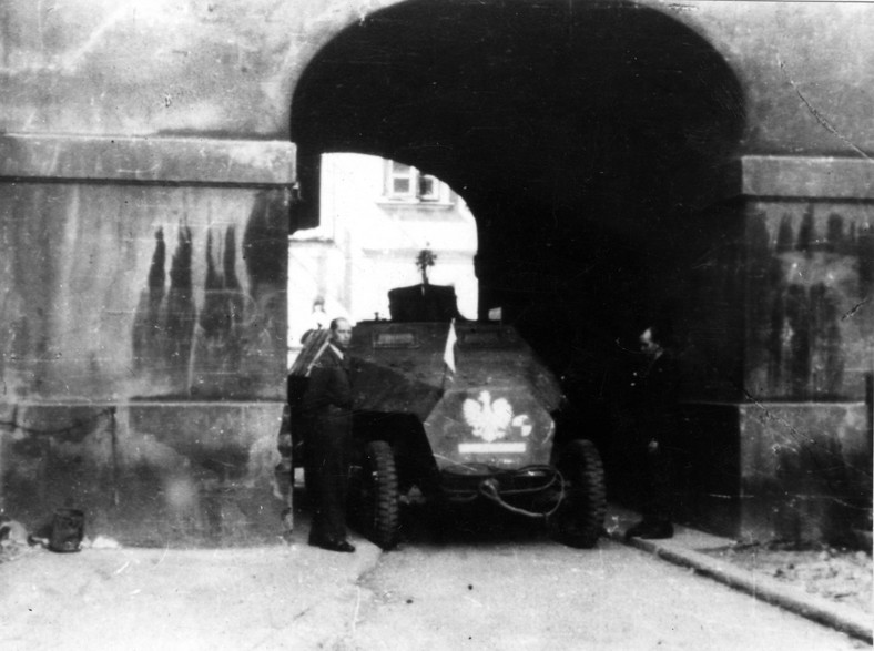 Zdobyczny niemiecki transporter opancerzony "Starówka" stojący pod bramą dzwonnicy archikatedry św. Jana przy wylocie Dziekanii na Świętojańską. Sierpień 1944 r. 