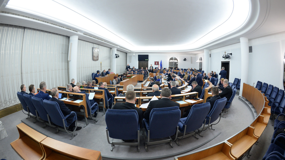 Senat zajął się dzisiaj uchwaloną wczoraj wieczorem przez Sejm nowelizacją ustawy o służbie cywilnej, zgodnie z którą wyższe stanowiska w SC będą obsadzane w drodze powołania, a nie konkursu; bez konkursu ma być też powoływany prezes ZUS. Senatorowie mają się dzisiaj również zająć nowelizacją ustawy o radiofonii i telewizji.