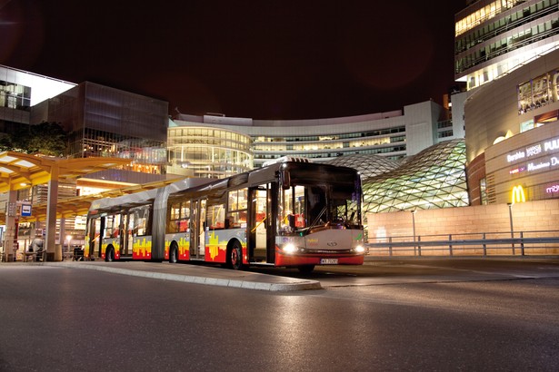 Hybrydowy autobus Solaris Urbino 18 Allison w centrum Warszawy. Fot. materiały prasowe Solaris