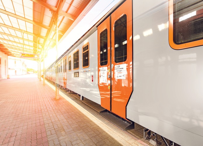 Nie mieliśmy żadnych wątpliwości, że firmą, która sprosta temu wyzwaniu, będzie FPS. Wieloletnie doświadczenie w budowaniu zupełnie nowych pojazdów stanowi gwarancję najwyższej jakości wykonania. Zasadność tej decyzji jest podparta autorską dokumentacją konstruktorską. Jesteśmy przekonani, że w najbliższych latach na polskich torach będziemy widzieć coraz więcej EN57 w standardzie Feniksów. Chcemy również stanowić inspirację dla innych modernizowanych pojazdów – dodał prezes Marcin Guryniuk.