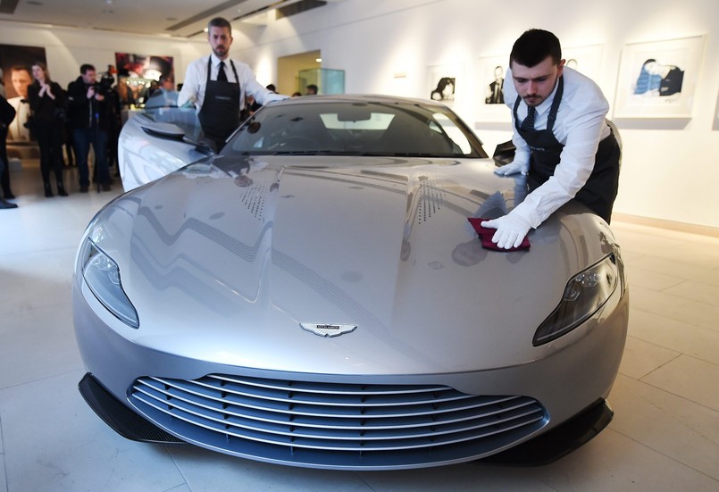 Podczas kręcenia "Spectre" zniszczono auta o łącznej wartości 36 milinów dolarów. Było wśród nich dziesięć samochodów Aston Martin, z czego osiem specjalnie przygotowano do kręcenia scen kaskaderskich.