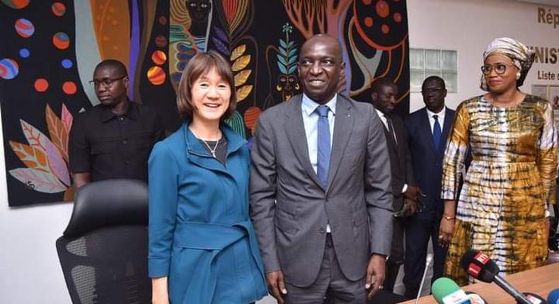 Ministre des Finances et du Budget, Mamadou Moustapha Ba, et directrice du bureau régional de la Banque mondiale pour le Cap-Vert, la Gambie, la Guinée-Bissau, la Mauritanie et le Sénégal, Keiko Miwa