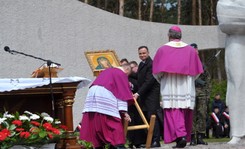 Prezydent na ratunek obrazowi. Andrzej Duda pomógł podnieść wizerunek Matki Boskiej przewrócony przez wiatr
