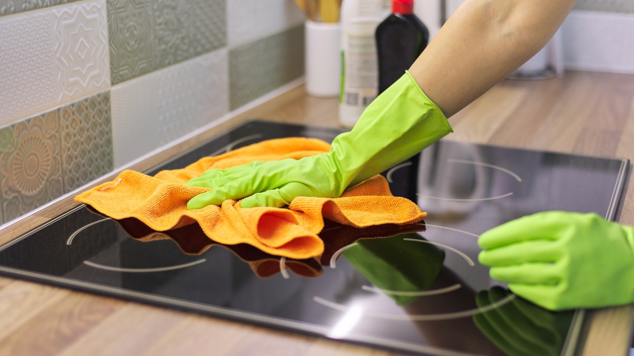 Pravidelné jemné čistenie je najlepšia ochrana pred poškriabaním aj stratou lesku.