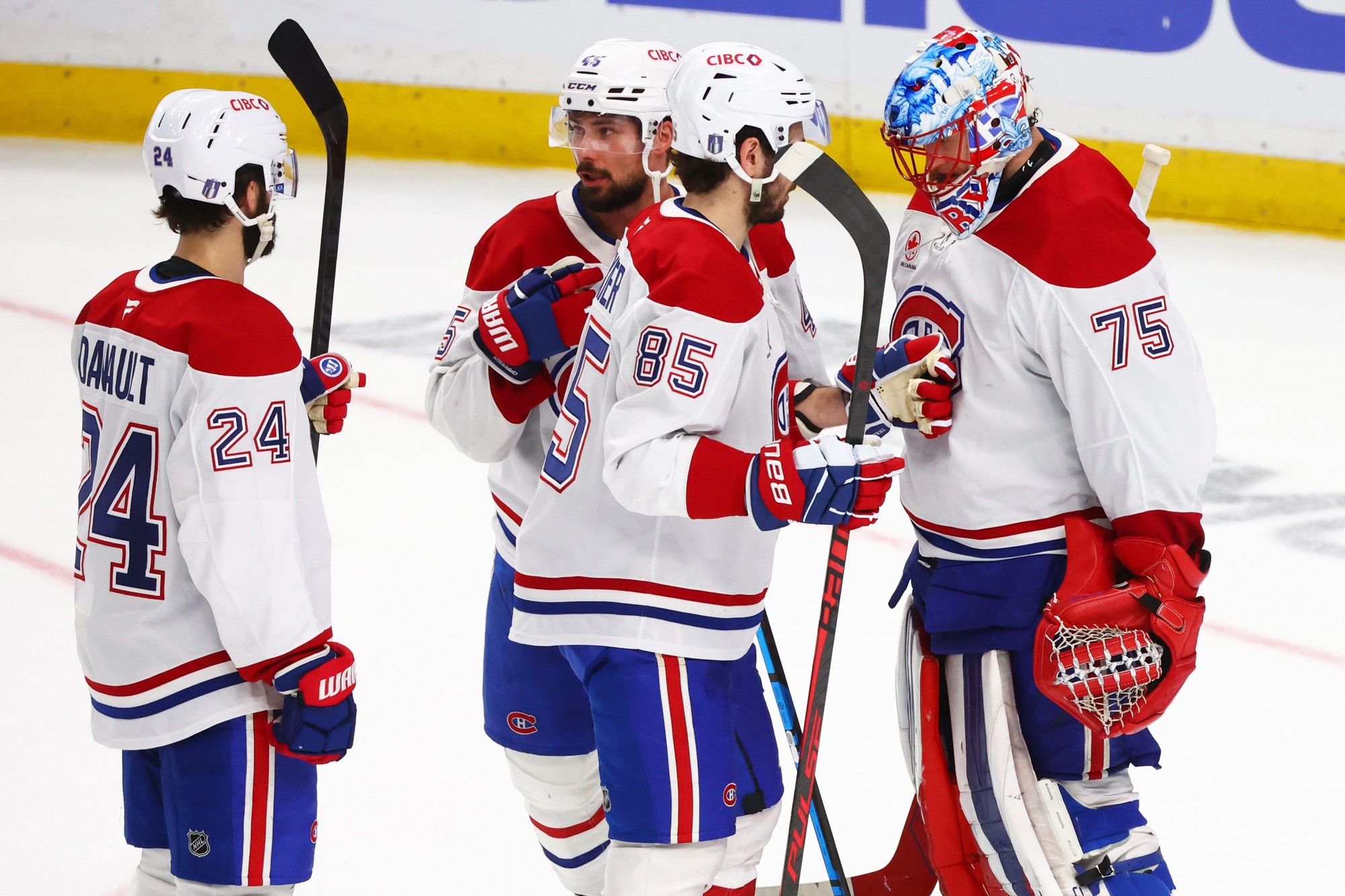 Hokejisti Montrealu Canadiens sa radujú z výhry. 