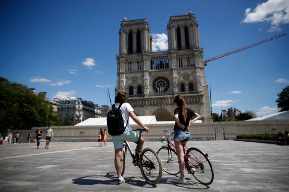 Otwarto dziedziniec katedry Notre Dame