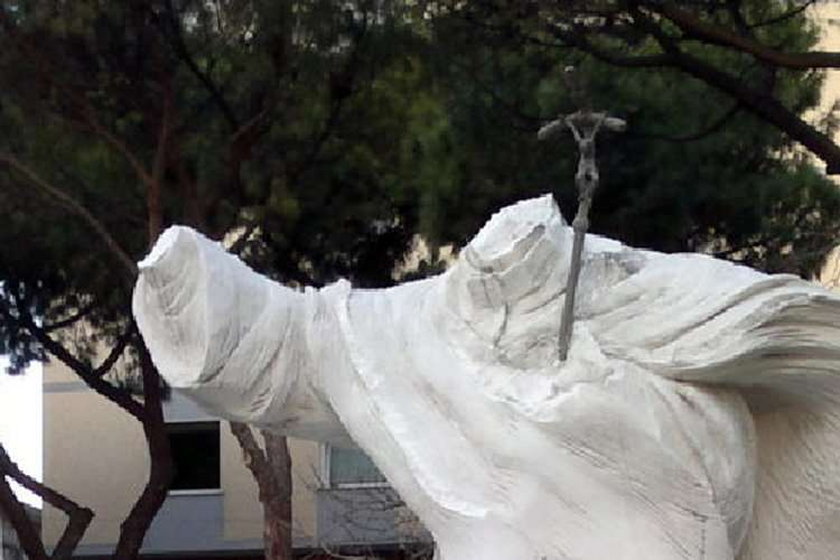 Zdewastowali pomnik Jana Pawła II