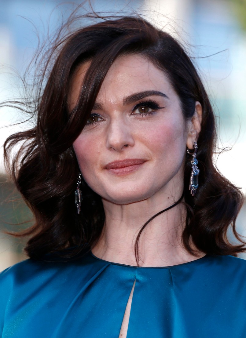 Ma twarz anioła, ale nie jest grzeczną dziewczynką. Dużo pali. Rachel Weisz uwielbia szybką jazdę swoim ukochanym jaguarem, nie lubi Los Angeles ("Nieprawdziwe piersi, kolagenowe usta, erotyka, która jest nudna. Nie ma tam dużo miejsca na ekscentryczność, a to właśnie ona jest najbardziej seksowna"). Statuetkę Oscara za rolę w "Wiernym ogrodniku" trzyma w łazience. Szczególną przyjemność znajduje w opowiadaniu dowcipów na temat swoich piersi. W zakłopotanie lubi wprawiać zwłaszcza dziennikarzy, tłumacząc jak to chętnie zostałaby kurtyzaną w XIX-wiecznym Wiedniu: – Wyobrażam sobie, że mam duży, własny dom, do którego codziennie zapraszam przystojnych i bogatych mężczyzn na wino i wyśmienite potrawy. Później nocą idziemy razem na polanę w środku lasu, gdzie tańczymy w maskach przy ognisku, a wszystko kończy się dziką orgią. Albo znudzona ciągłym wypytywaniem o jej życie osobiste, sama zaczyna zadawać kłopotliwe pytania.