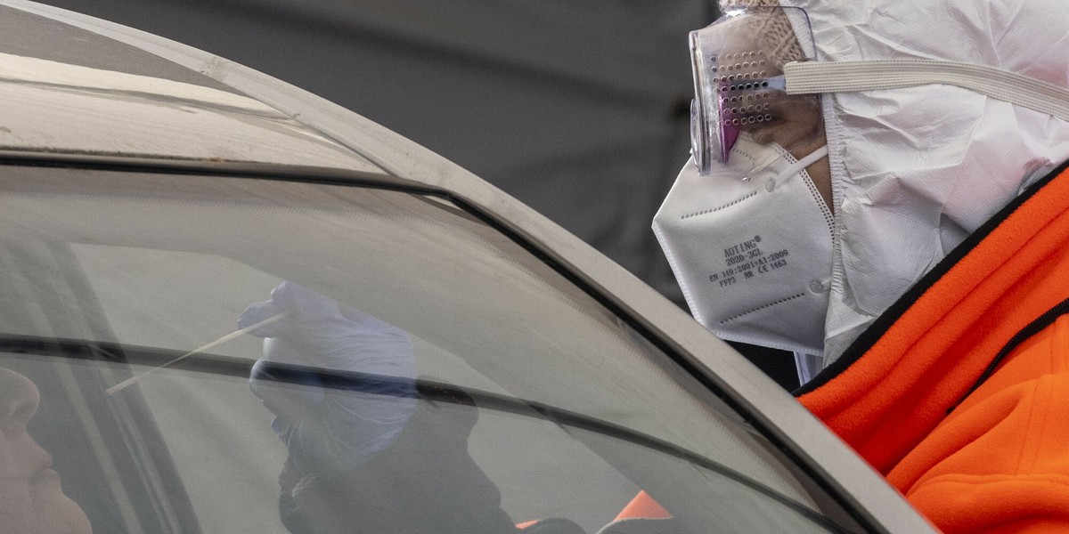 W ostatnich tygodniach chętnych do robienia testów, także tych odpłatnych, nie brakuje. Na zdjęciu punkt pobrań drive thru przy ul. Powązkowskiej w Warszawie.