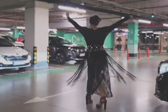 ANA NIKOLIĆ SNIMLJENA KAKO SE VRTI U PARKINGU TRŽNOG CENTRA Pridržava se za stub i peva: Komentari pljušte, reakcije podeljene (VIDEO)