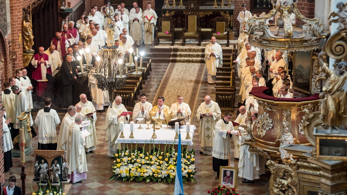 Podczas uroczystej mszy świętej w katedrze św. Jana Apostoła i Jana Chrzciciela w Toruniu oficjalnie ogłoszono decyzję Watykanu o ustanowieniu św. Jana Pawła II patronem województwa kujawsko-pomorskiego. Z inicjatywą patronatu wystąpił sejmik. Mszy świętej przewodniczył abp Jan Romeo Pawłowski z Sekretariatu Stanu Stolicy Apostolskiej.